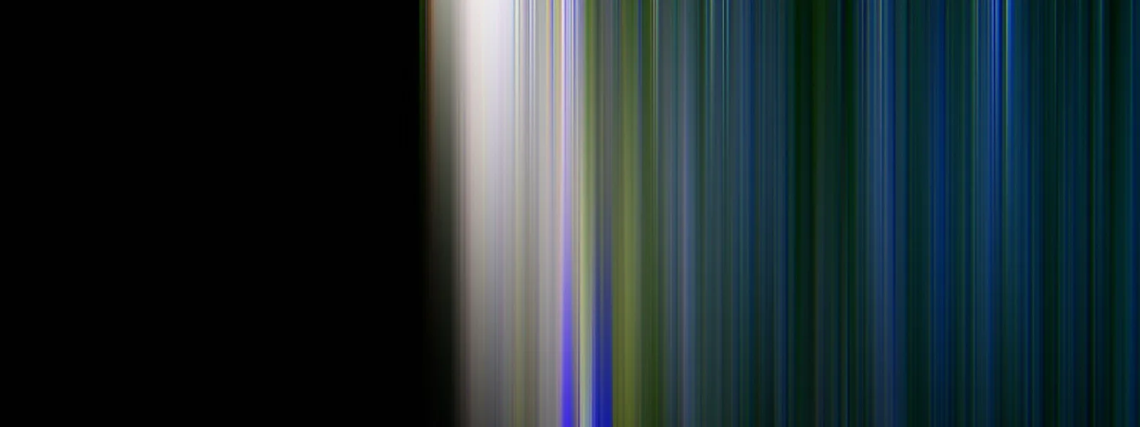 Vertikal verwischte Streifen in Blau, Grau, Grün und Weiß auf schwarzem Grund, links ein breiter schwarzer Bereich.
