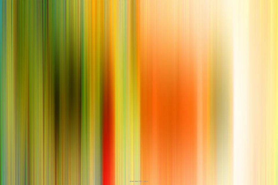 Abstrakte Komposition aus senkrechten, verwischten Streifen in Grün, Gelb, Orange und Rot, nach rechts hin heller werdend bis zu einem weißen Bereich.