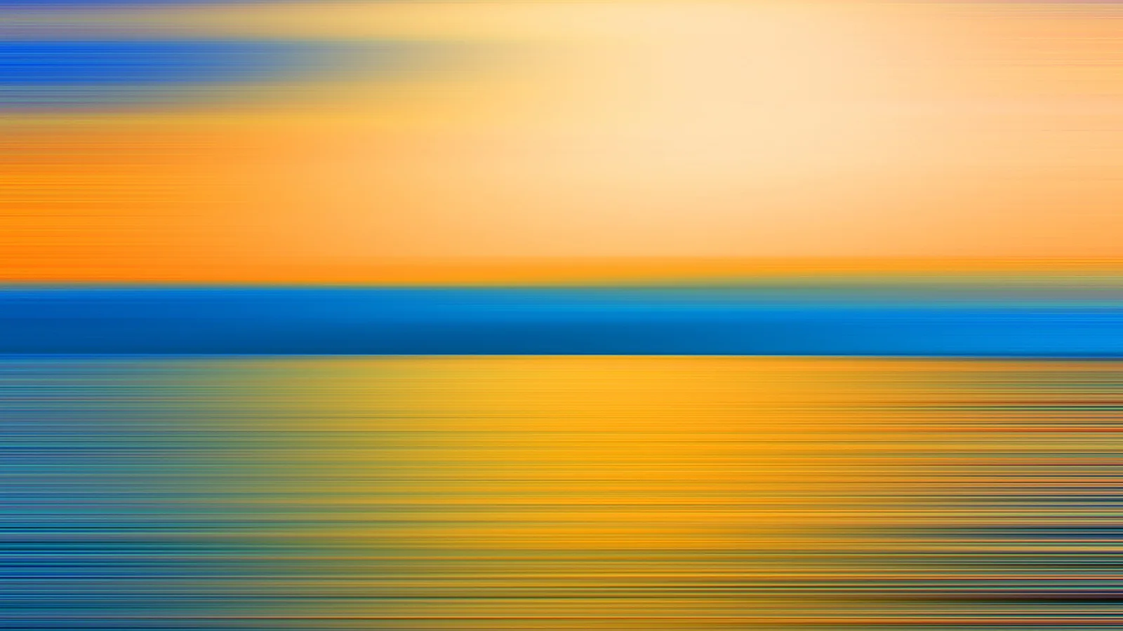 Horizontale Streifen in Orange, Gelb und Blau, oben hell, in der Mitte ein blaues Band.