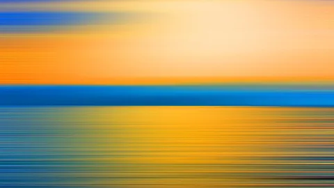 Horizontale Streifen in Orange, Gelb und Blau, oben hell, in der Mitte ein blaues Band.