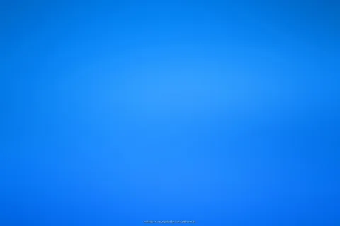 Gleichmäßiger blauer Farbverlauf, in der Mitte etwas heller und zu den Rändern hin dunkler werdend.