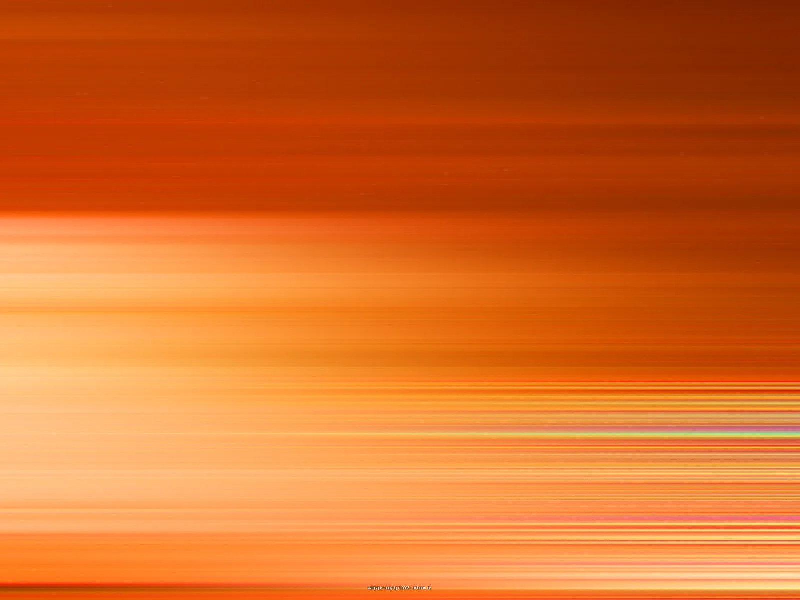 Abstrakte horizontale Streifen in Orange- und Rottönen, oben dunkler, unten heller, mit feinen Farbschlieren rechts unten.