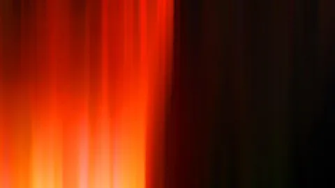 Vertikale orangerote Lichtstreifen, die von links unten nach oben hell leuchten und nach rechts in dunkles Schwarzrot übergehen.