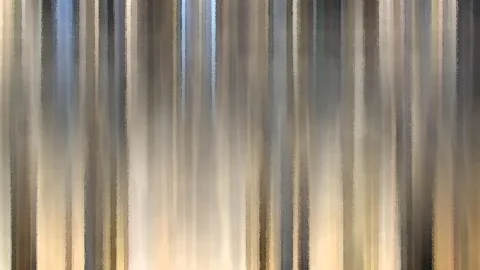Abstrakte, verwischte vertikale Streifen in Grau, Beige, Braun und Gelb, zum unteren Rand hin wärmer und heller.