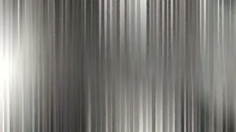 Abstrakte Fläche aus grauen und weißen senkrechten Streifen mit einem helleren Lichtschimmer am linken Rand.