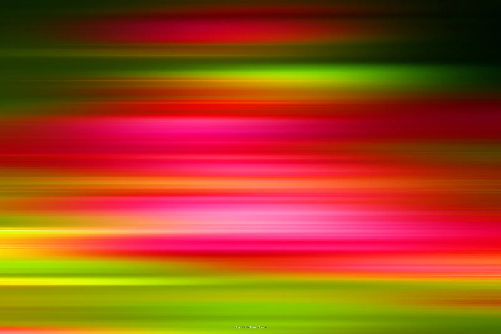 Abstrakte horizontale Streifen aus verwischten Lichtstrahlen in Rot, Pink, Gelb und Grün auf dunklem Grund.