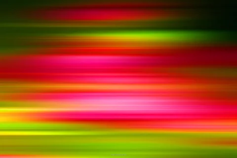 Abstrakte horizontale Streifen aus verwischten Lichtstrahlen in Rot, Pink, Gelb und Grün auf dunklem Grund.