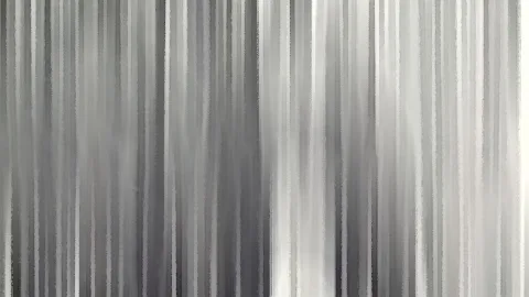 Abstraktes Bild aus senkrechten, unscharfen Streifen in Grau- und Weißtönen, die von dunkel nach hell wechseln.