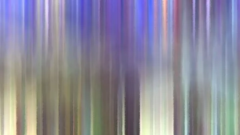 Abstraktes Bild aus senkrechten, verwischten Streifen in Lila, Blau, Grau und Gelbgrün.
