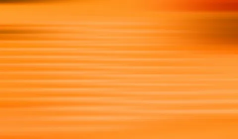 Abstrakte orangefarbene Fläche mit horizontalen, weich verwischten hellen und dunklen Streifen, dunkler Schatten oben links und rechts.