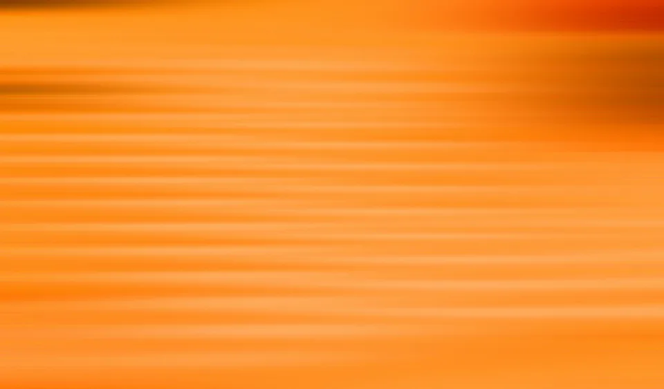 Abstrakte orangefarbene Fläche mit horizontalen, weich verwischten hellen und dunklen Streifen, dunkler Schatten oben links und rechts.