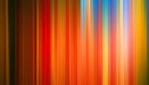 Abstrakte vertikale Streifen in Rot, Orange, Gelb und Blau, nach links und rechts verwischt, ohne erkennbare Figuren.