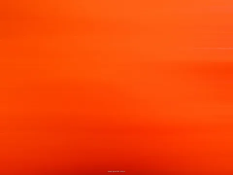 Ein orangefarbener Farbverlauf mit horizontal verwischten Linien, nach unten hin dunkler werdend, am unteren Rand ein winziger heller Schriftzug.