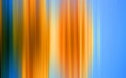 Abstrakte Komposition aus vertikalen, verwischten Streifen in Orange, Gelb und Blau, nach rechts hin in einheitliches Hellblau übergehend.
