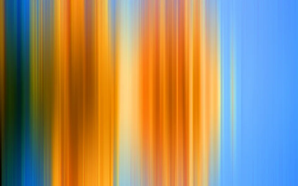Abstrakte Komposition aus vertikalen, verwischten Streifen in Orange, Gelb und Blau, nach rechts hin in einheitliches Hellblau übergehend.