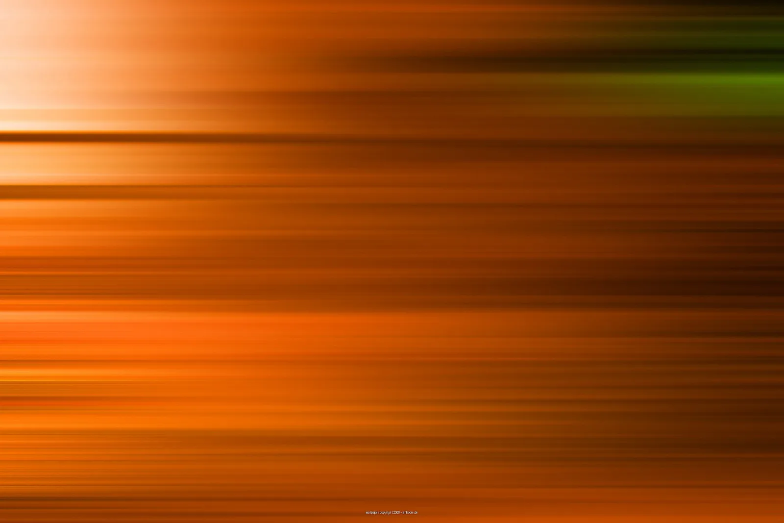 Abstraktes Bild aus waagerechten, verwischten Streifen in Orange und Braun, links oben heller, rechts oben ein grüner Streifen.