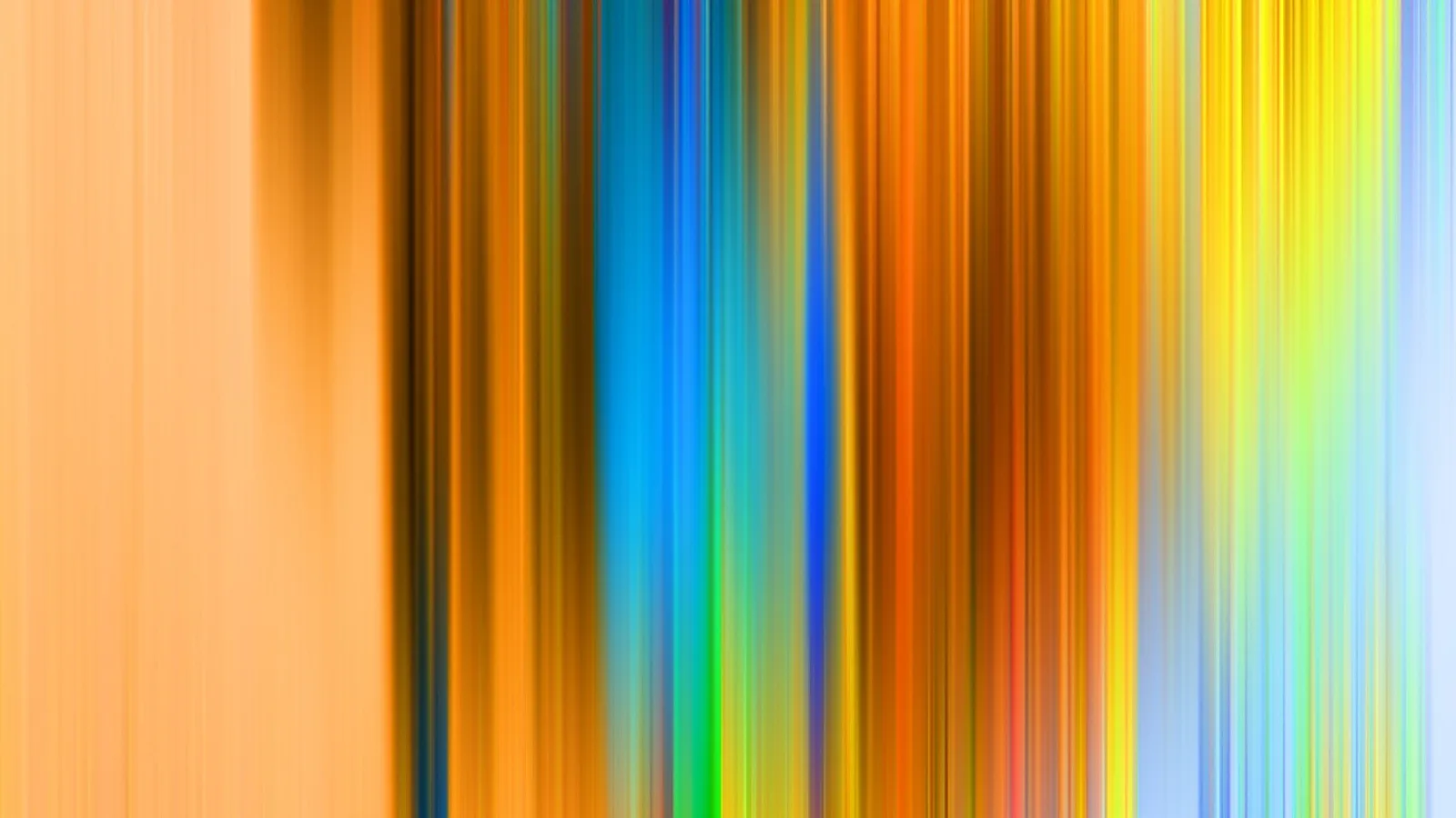 Abstrakte Komposition aus senkrechten, verwischten Streifen in Orange, Gelb, Blau und Grün, die von links nach rechts ineinander übergehen.