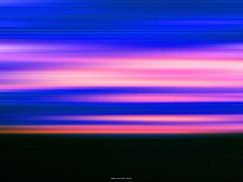 Abstrakte horizontale Streifen in Blau, Violett und Pink über einer dunklen Fläche am unteren Bildrand, mit einem orangefarbenen Schimmer über dem Dunkel.