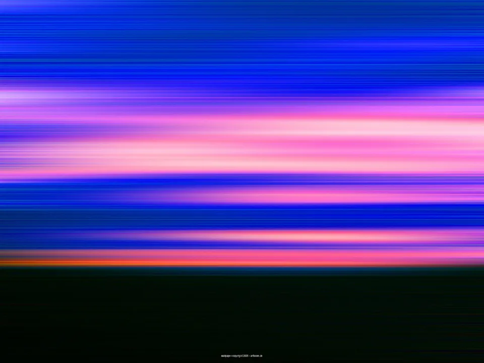 Abstrakte horizontale Streifen in Blau, Violett und Pink über einer dunklen Fläche am unteren Bildrand, mit einem orangefarbenen Schimmer über dem Dunkel.