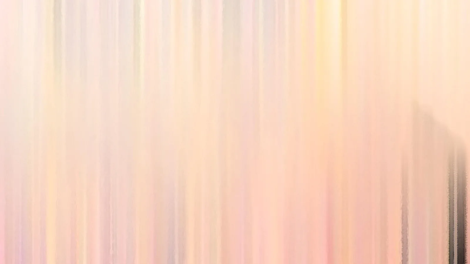 Abstraktes Bild aus vertikalen, verwischten Streifen in Rosa, Pfirsich und Gelb, rechts unten ein dunkler Schatten.