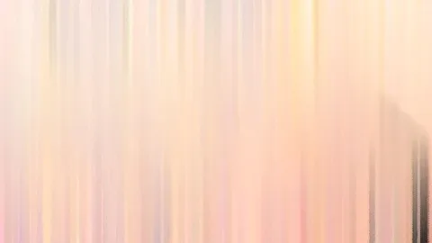 Abstraktes Bild aus vertikalen, verwischten Streifen in Rosa, Pfirsich und Gelb, rechts unten ein dunkler Schatten.
