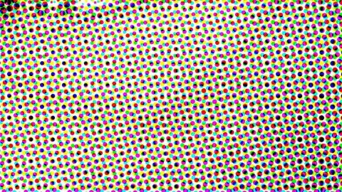 Dichtes, leicht versetztes Raster aus bunten Punkten in Rot, Gelb, Grün, Cyan, Magenta und Schwarz auf weißem Grund.