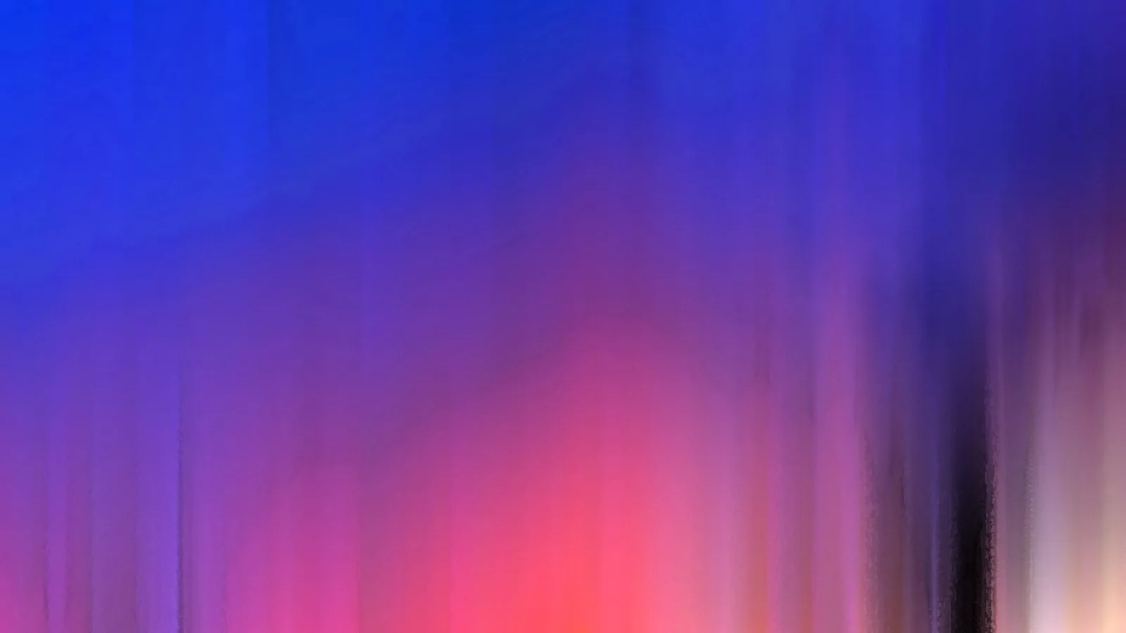 Abstrakte, vertikal verwischte Farbverläufe in Blau, Magenta und Rot, rechts ein dunkler Streifen und ein heller Bereich unten rechts.