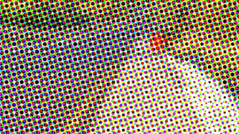 Raster aus kleinen farbigen Punkten in Rot, Grün, Blau, Gelb, Magenta und Cyan sowie Schwarz. Links oben sind die Punkte dicht gedrängt, nach rechts unten werden sie kleiner und lösen sich in Weiß auf.