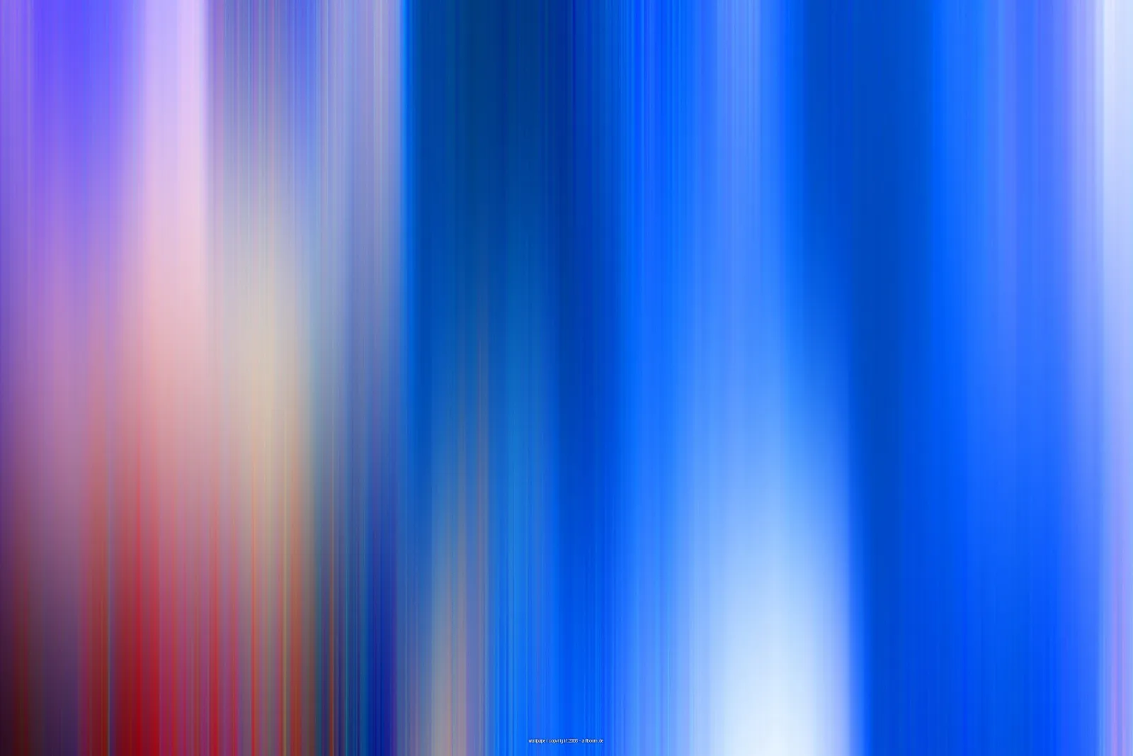 Abstrakte Bewegungsunschärfe aus senkrechten Streifen in Blau, Violett und Rot, rechts ein heller Lichtfleck.