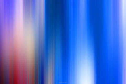 Abstrakte Bewegungsunschärfe aus senkrechten Streifen in Blau, Violett und Rot, rechts ein heller Lichtfleck.
