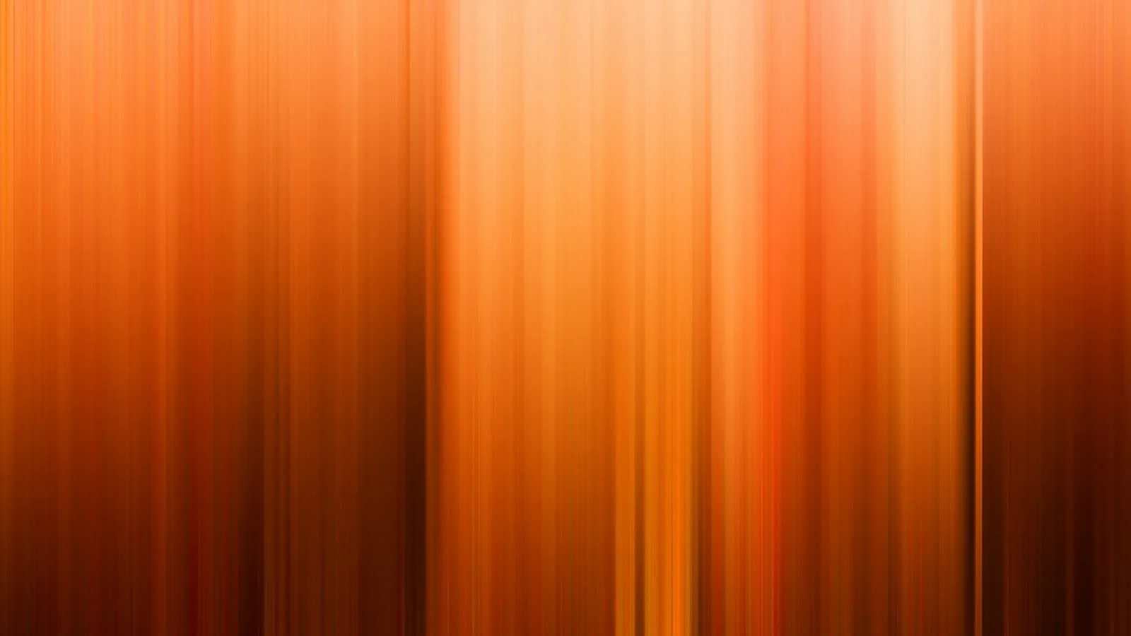 Vertikal verwischte Streifen in Orange, Rot und Braun, in der Mitte heller.