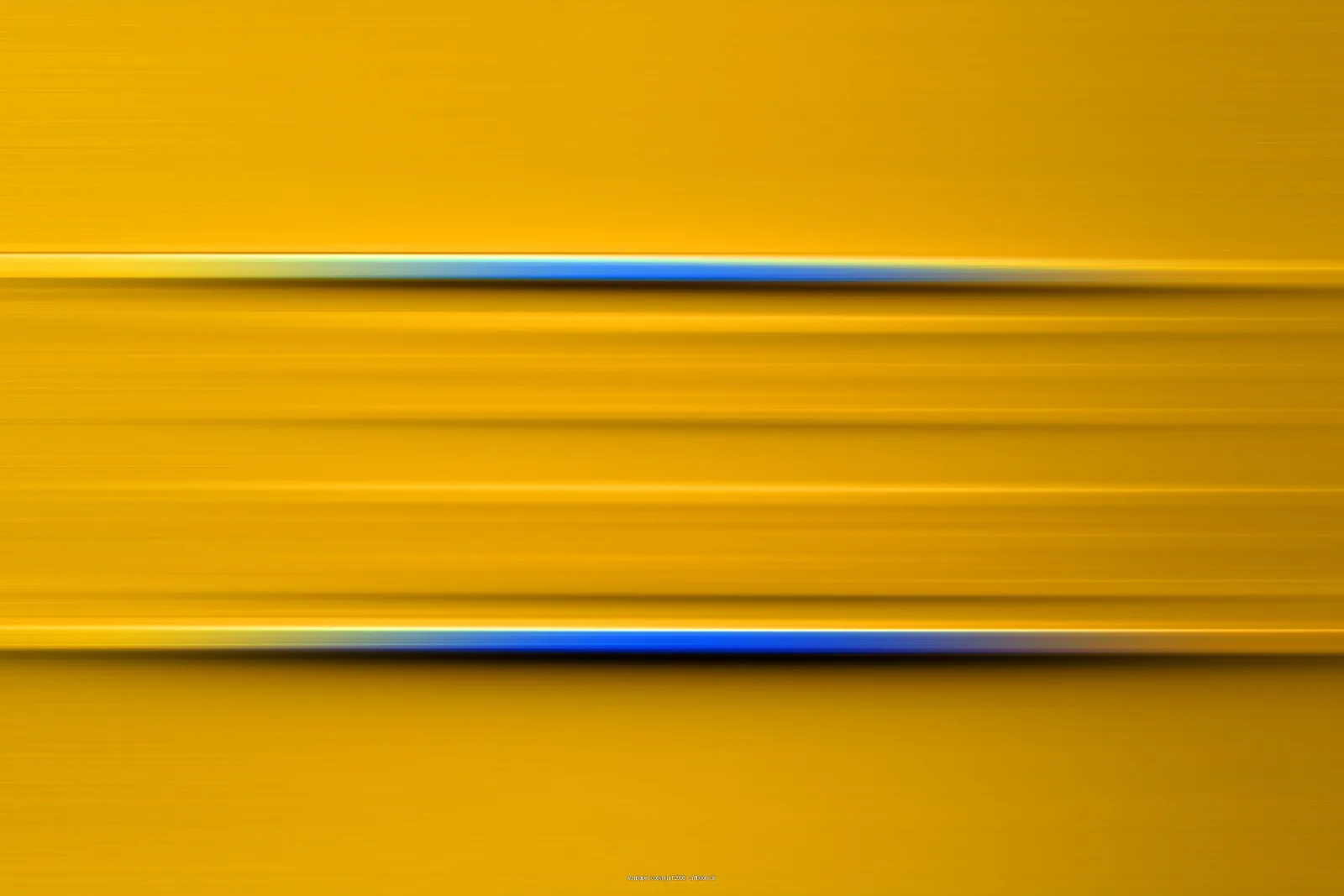 Horizontale, verwischte Lichtstreifen in Gelb und Orange, zwei davon mit blauem Glanz, auf gleichmäßigem goldgelbem Grund.