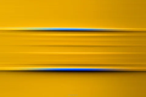 Horizontale, verwischte Lichtstreifen in Gelb und Orange, zwei davon mit blauem Glanz, auf gleichmäßigem goldgelbem Grund.