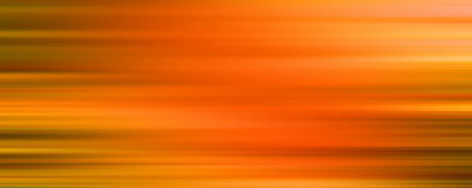 Abstrakte horizontale Streifen in Orange, Gelb und Rot, die wie verwischte Lichtbahnen von links nach rechts verlaufen.