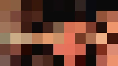 Abstraktes Mosaik aus quadratischen Pixelblöcken in Braun, Orange, Ocker und Schwarz, mit dunklen Feldern oben rechts und hellen Orangetönen unten rechts.