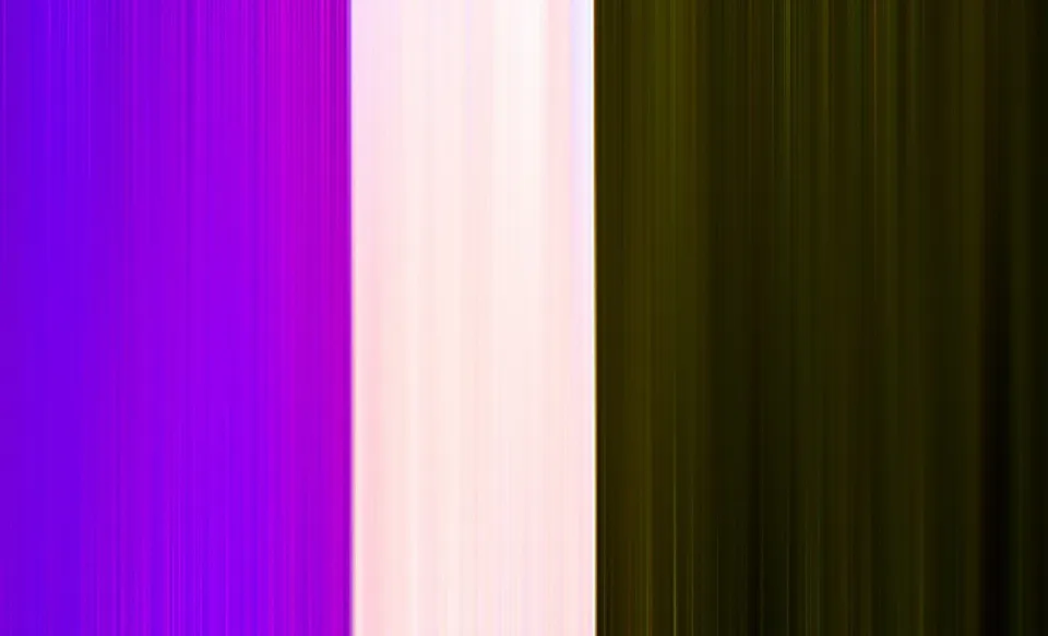 Vertikale Streifen in Violett, Blassrosa und Dunkelolivgrün, weich verwischt.
