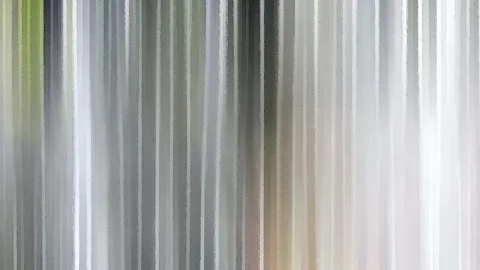 Abstrakte Komposition aus vertikalen, verwischten Streifen in Grau, Weiß, Grün und Beige, mit weichen, leicht gezackten Kanten.