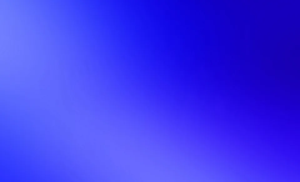 Unscharfer Farbverlauf von hellem Blau links oben zu tiefem Dunkelblau rechts oben, mit violetten Schattierungen unten.