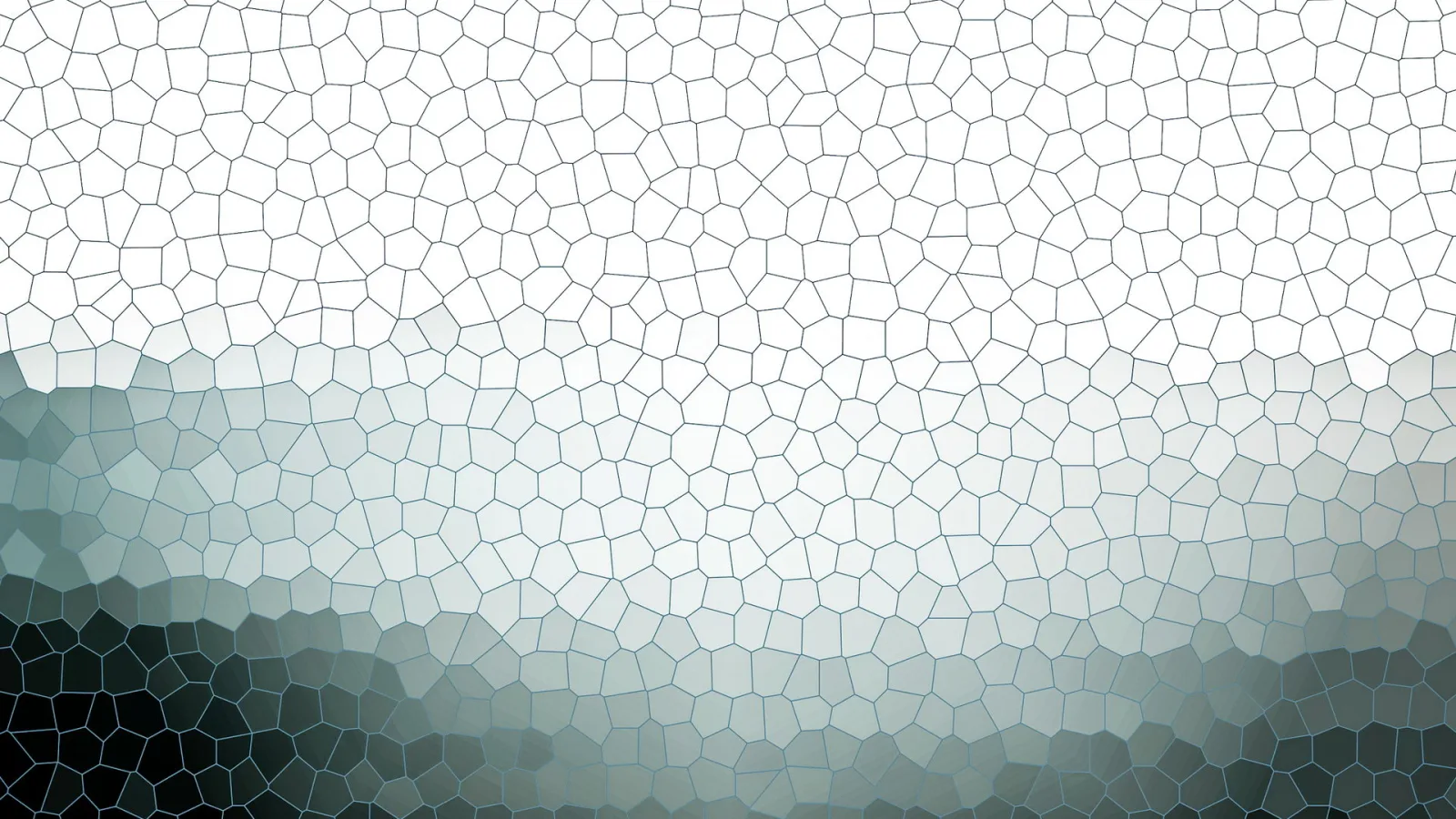 Mosaik aus unregelmäßigen, hellen Kacheln, die oben weiß sind und nach unten hin in dunkles Grau und Schwarz übergehen.