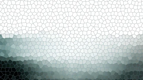 Mosaik aus unregelmäßigen, hellen Kacheln, die oben weiß sind und nach unten hin in dunkles Grau und Schwarz übergehen.