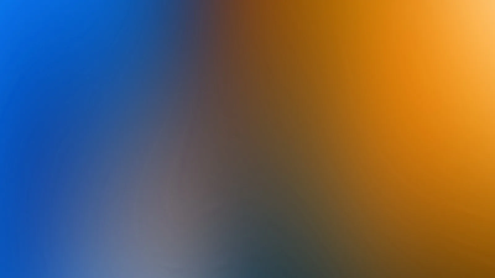 Unscharfer Farbverlauf von Blau links über Grau in der Mitte zu warmem Orange rechts