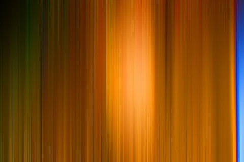 Abstrakte vertikale Streifen in Orange, Gold und Dunkelbraun, in der Mitte leuchtend hell, am rechten Rand ein blauer Streifen.