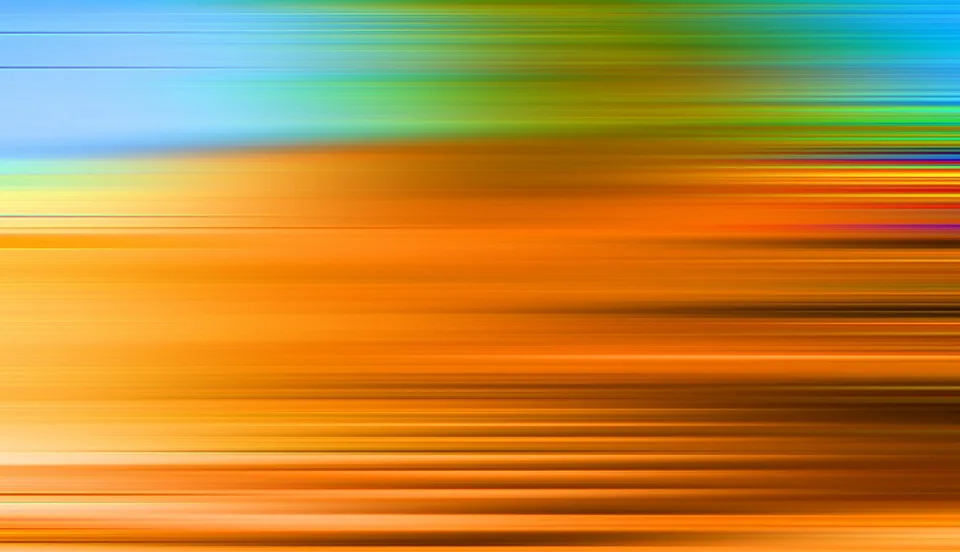 Abstraktes Bild aus horizontalen, verwischten Farbstreifen: oben links blau, darüber grün, im unteren Bereich dominiert Orange mit hellen und dunklen Linien, rechts oben einzelne rote und violette Streifen.