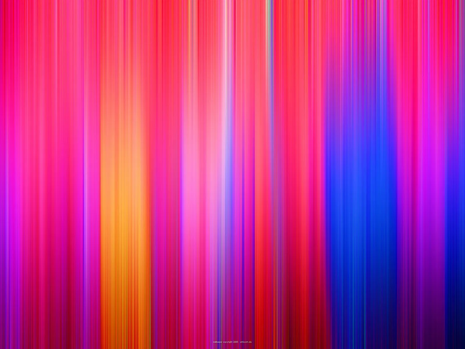 Abstrakte Komposition aus dicht nebeneinander stehenden, vertikalen Streifen in Pink, Rot, Orange, Violett und Blau, die verschwommen ineinander übergehen.