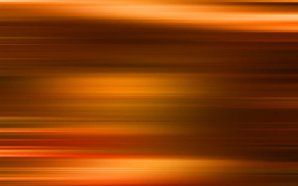 Waagerecht verwischte Streifen in Orange, Braun und Gelb auf dunklem Grund.