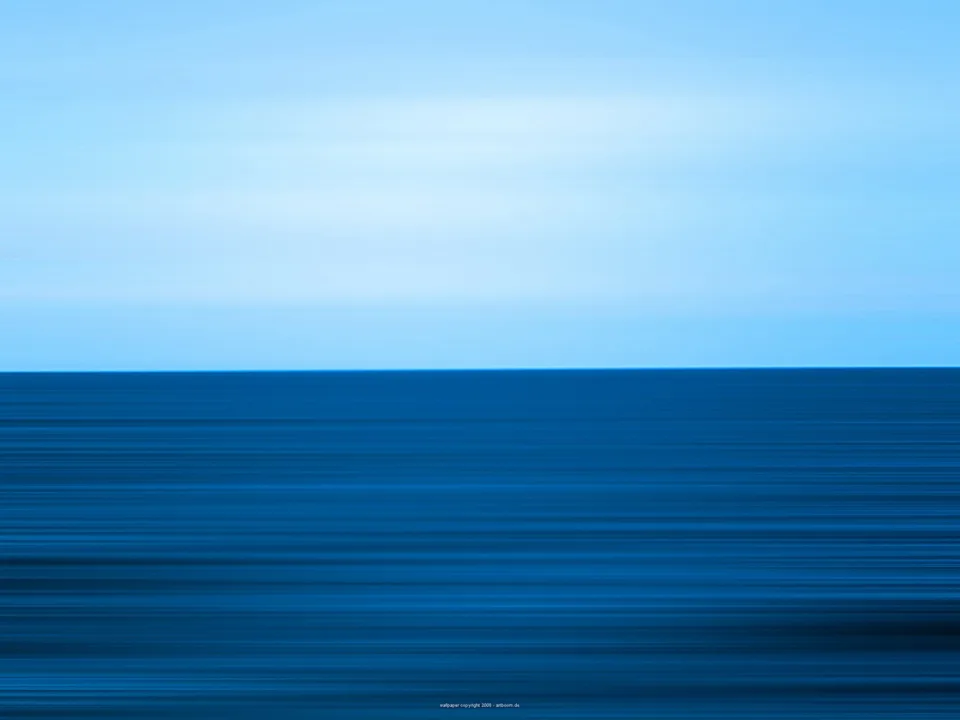 Horizontal verwischte Streifen in Blau: heller Himmel über einer dunkelblauen Wasserfläche, getrennt durch eine klare Horizontlinie.