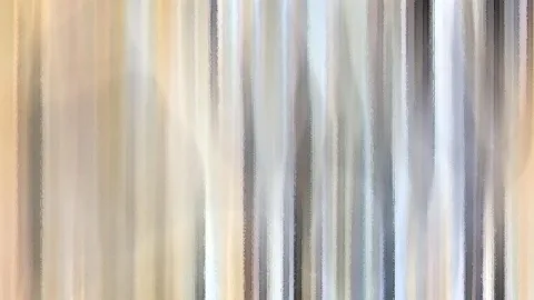 Abstraktes Bild aus vertikalen, weich verlaufenden Streifen in Beige, Grau und Weiß mit malerischer Textur.
