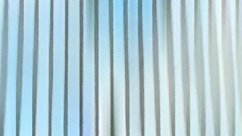 Abstraktes Bild aus vertikalen grauen und hellblauen Streifen mit weichen, verwischten Kanten.
