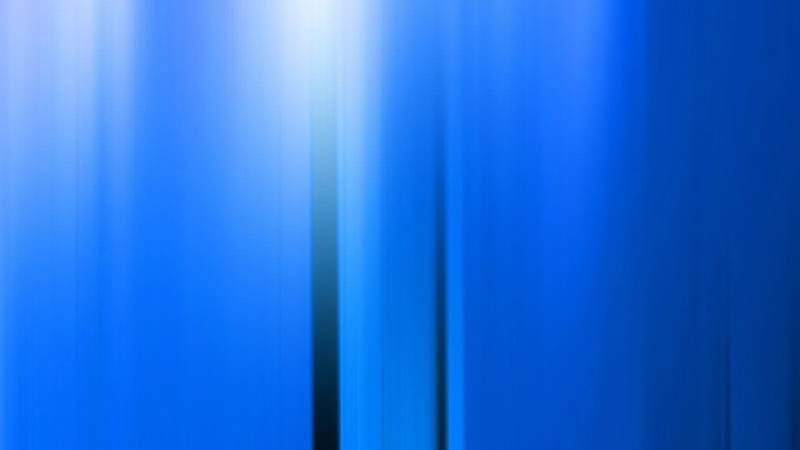 Abstrakte blaue Fläche mit vertikalen Schlieren, oben links ein heller Lichtschein, in der Mitte zwei dunkle Streifen.