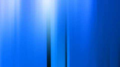 Abstrakte blaue Fläche mit vertikalen Schlieren, oben links ein heller Lichtschein, in der Mitte zwei dunkle Streifen.